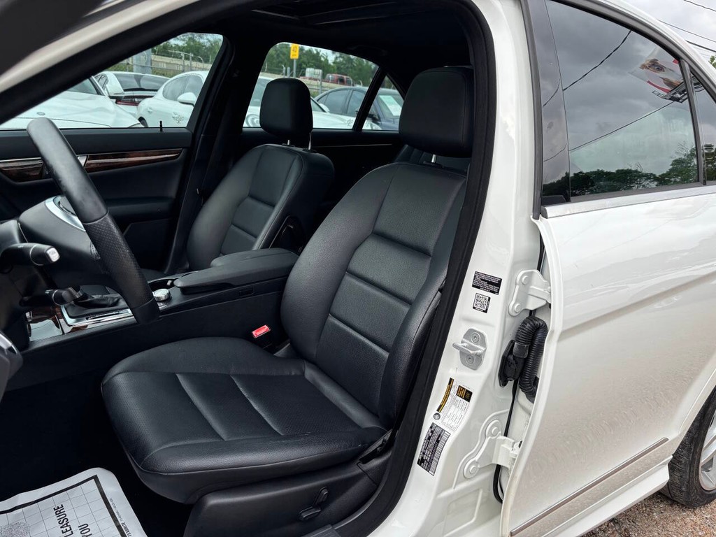 Mercedes-Benz C-Class Vehicle Full-screen Gallery Image 08