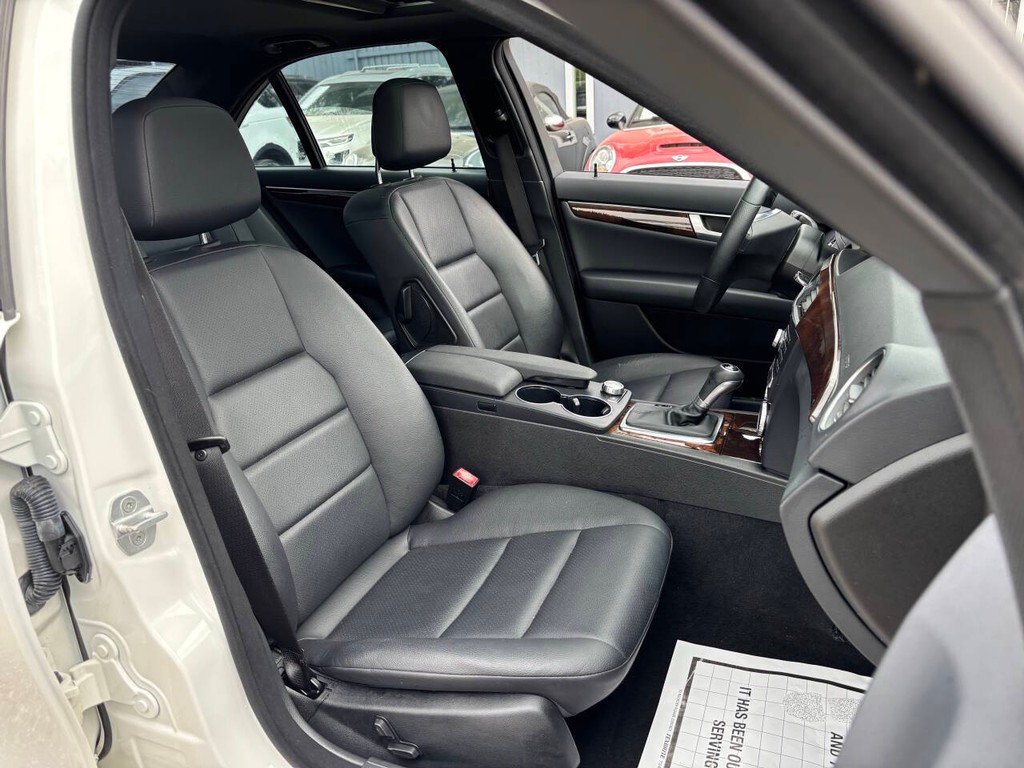 Mercedes-Benz C-Class Vehicle Full-screen Gallery Image 09