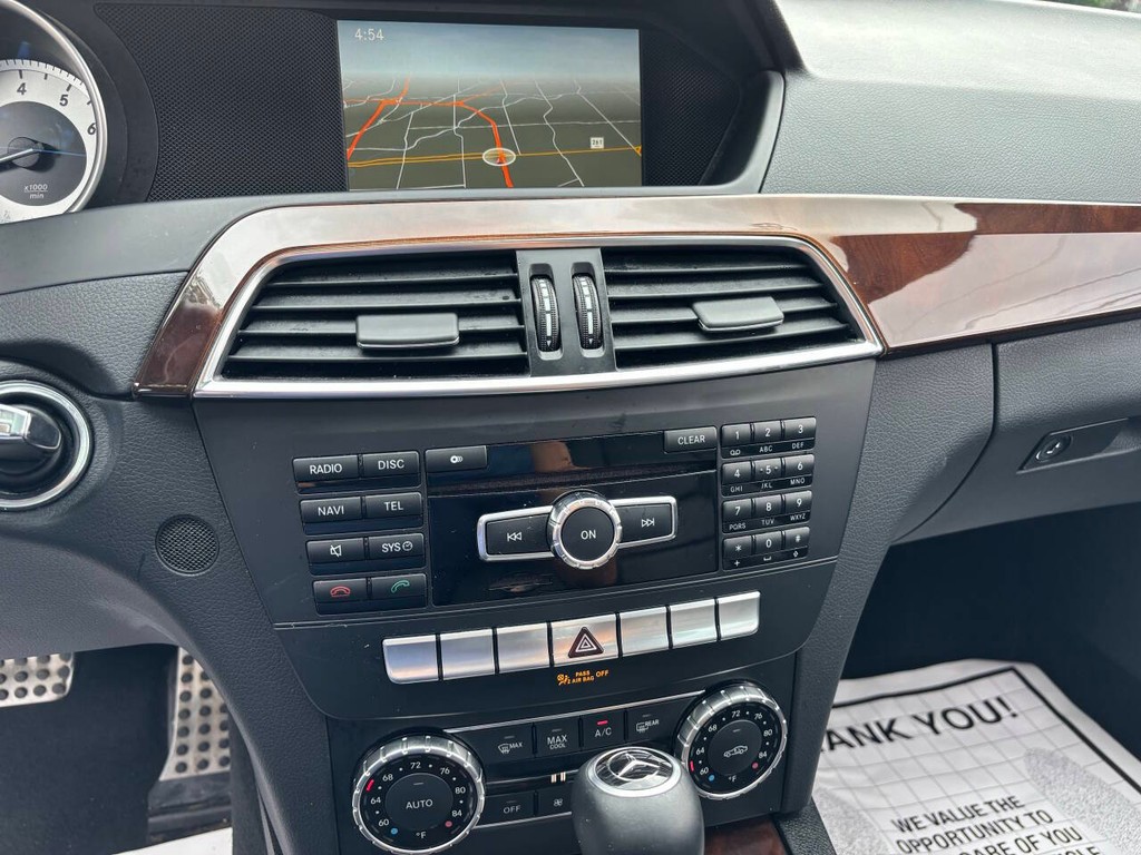 Mercedes-Benz C-Class Vehicle Full-screen Gallery Image 11