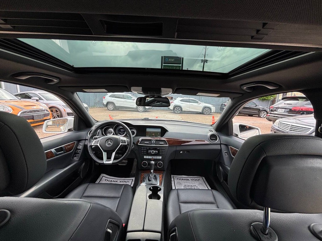 Mercedes-Benz C-Class Vehicle Full-screen Gallery Image 12