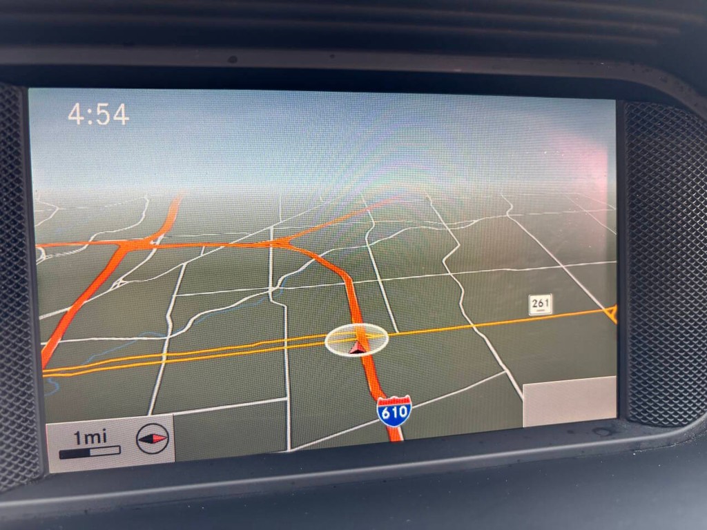 Mercedes-Benz C-Class Vehicle Full-screen Gallery Image 13