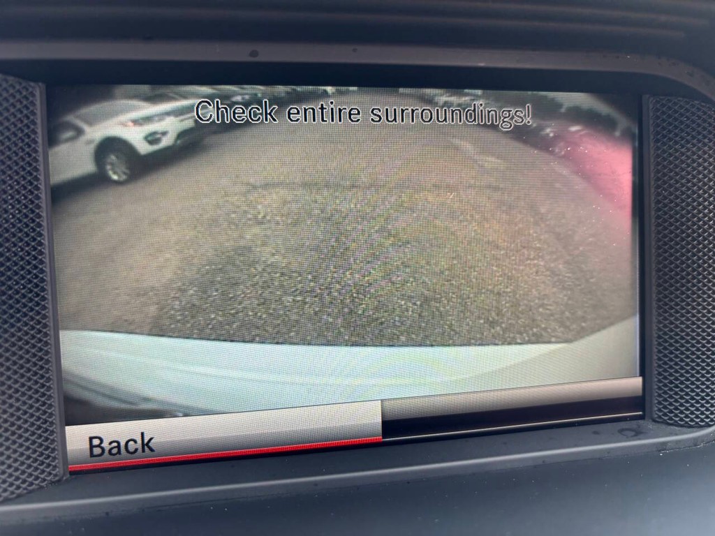 Mercedes-Benz C-Class Vehicle Full-screen Gallery Image 14