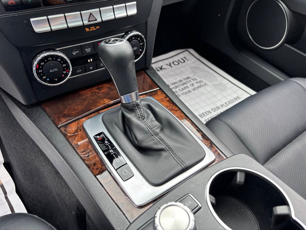 Mercedes-Benz C-Class Vehicle Full-screen Gallery Image 15