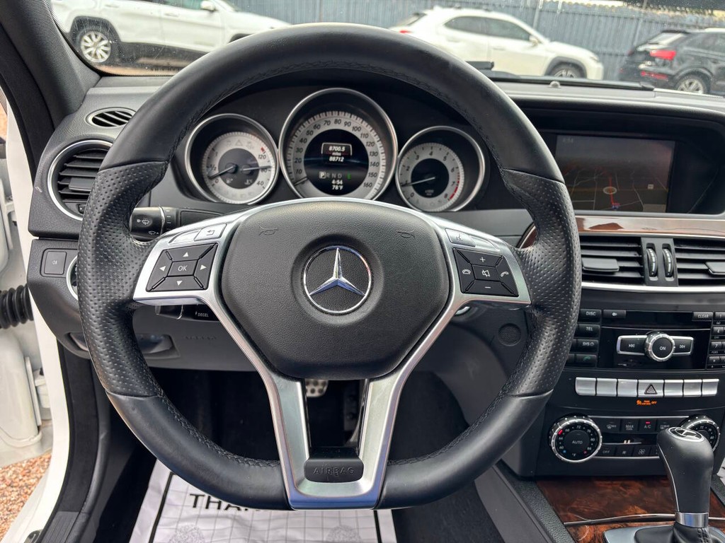 Mercedes-Benz C-Class Vehicle Full-screen Gallery Image 16