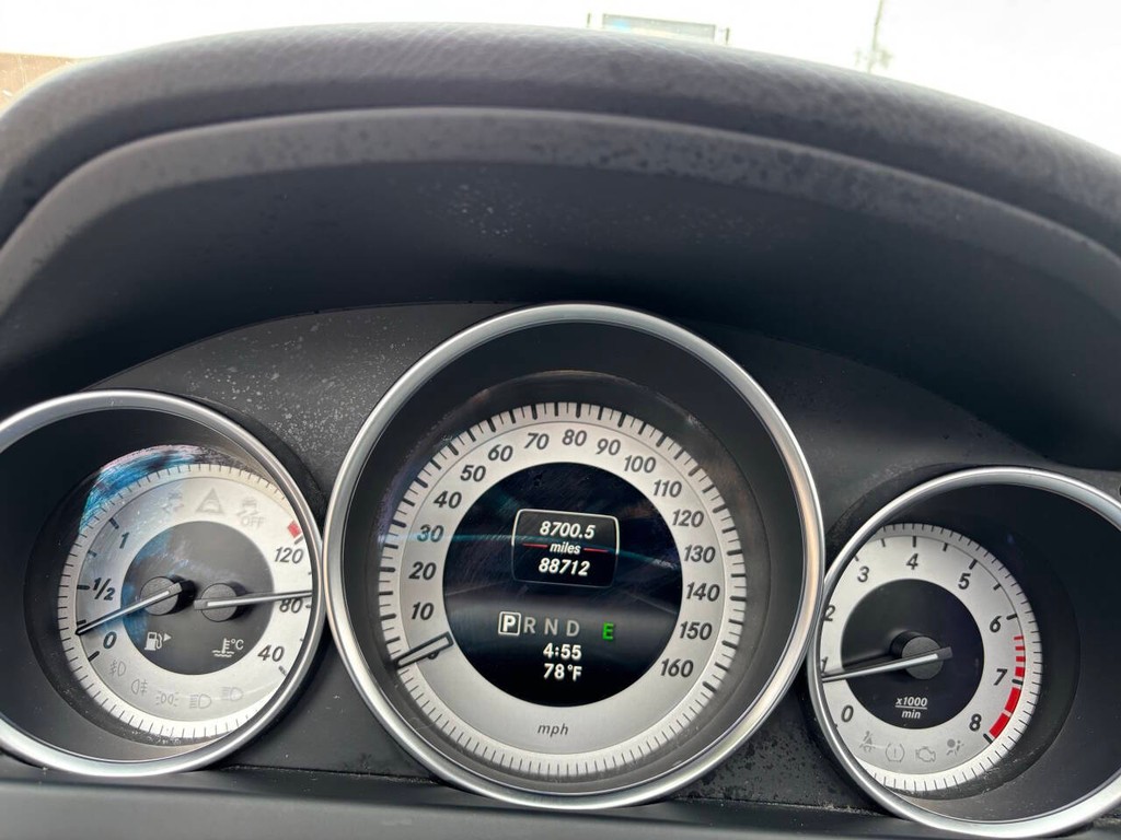 Mercedes-Benz C-Class Vehicle Full-screen Gallery Image 17