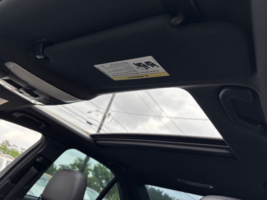 Mercedes-Benz C-Class Vehicle Full-screen Gallery Image 18