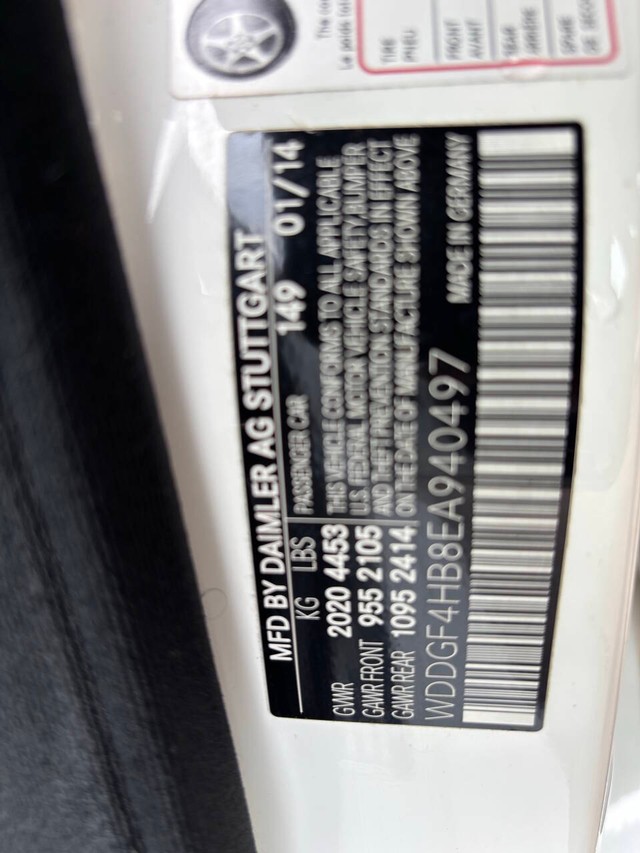 Mercedes-Benz C-Class Vehicle Full-screen Gallery Image 19