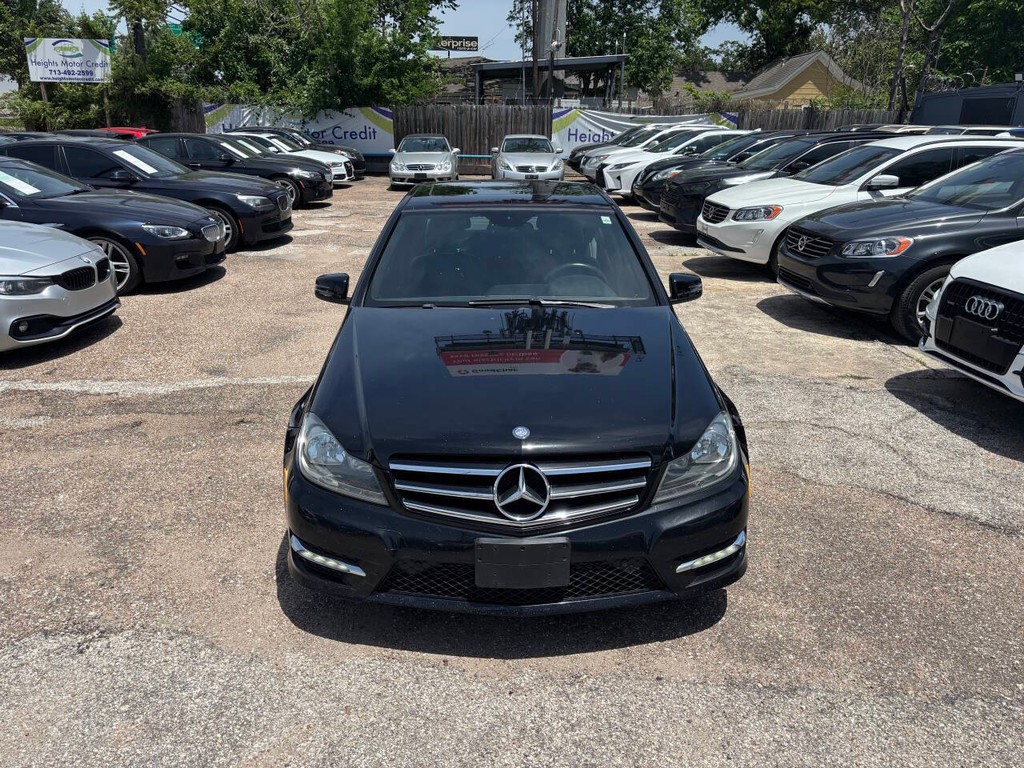 Mercedes-Benz C-Class Vehicle Full-screen Gallery Image 02