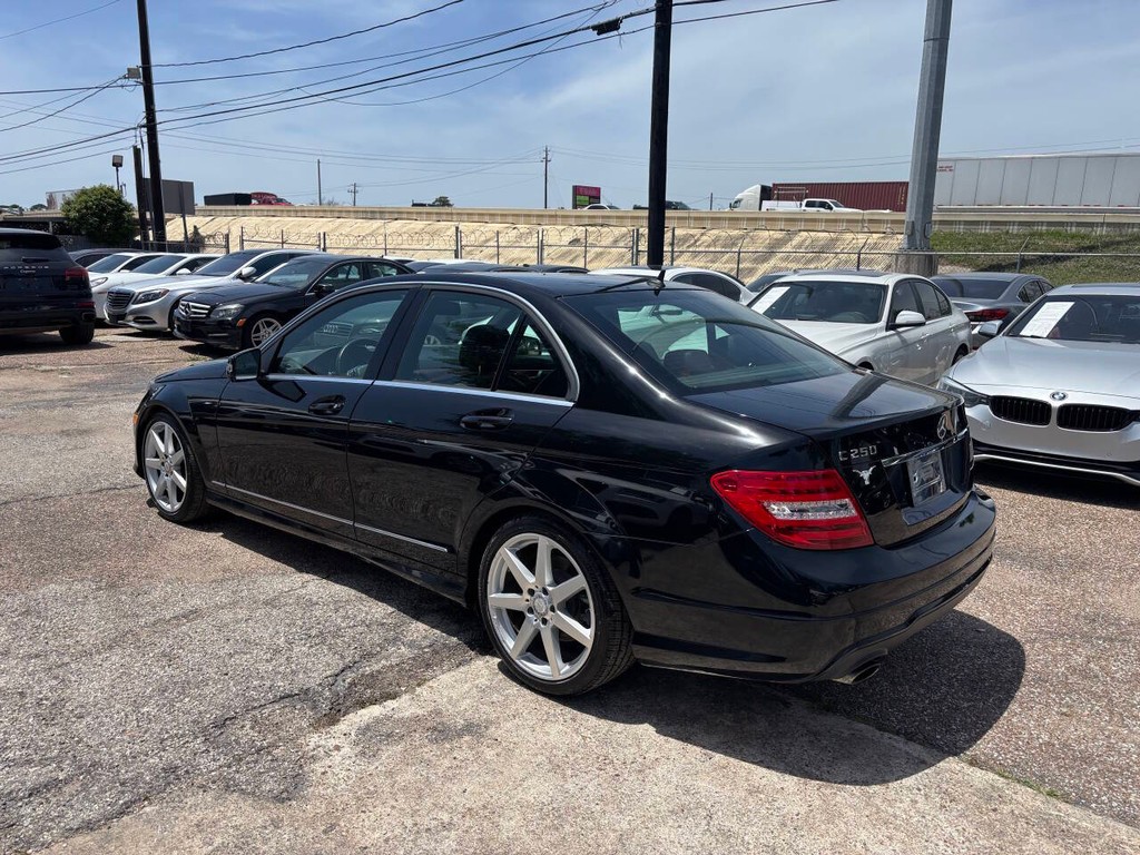 Mercedes-Benz C-Class Vehicle Full-screen Gallery Image 04