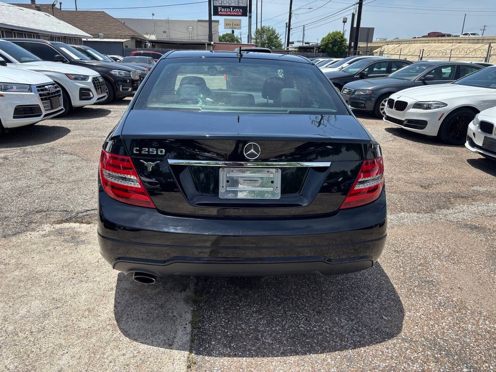 Mercedes-Benz C-Class Vehicle Full-screen Gallery Image 05