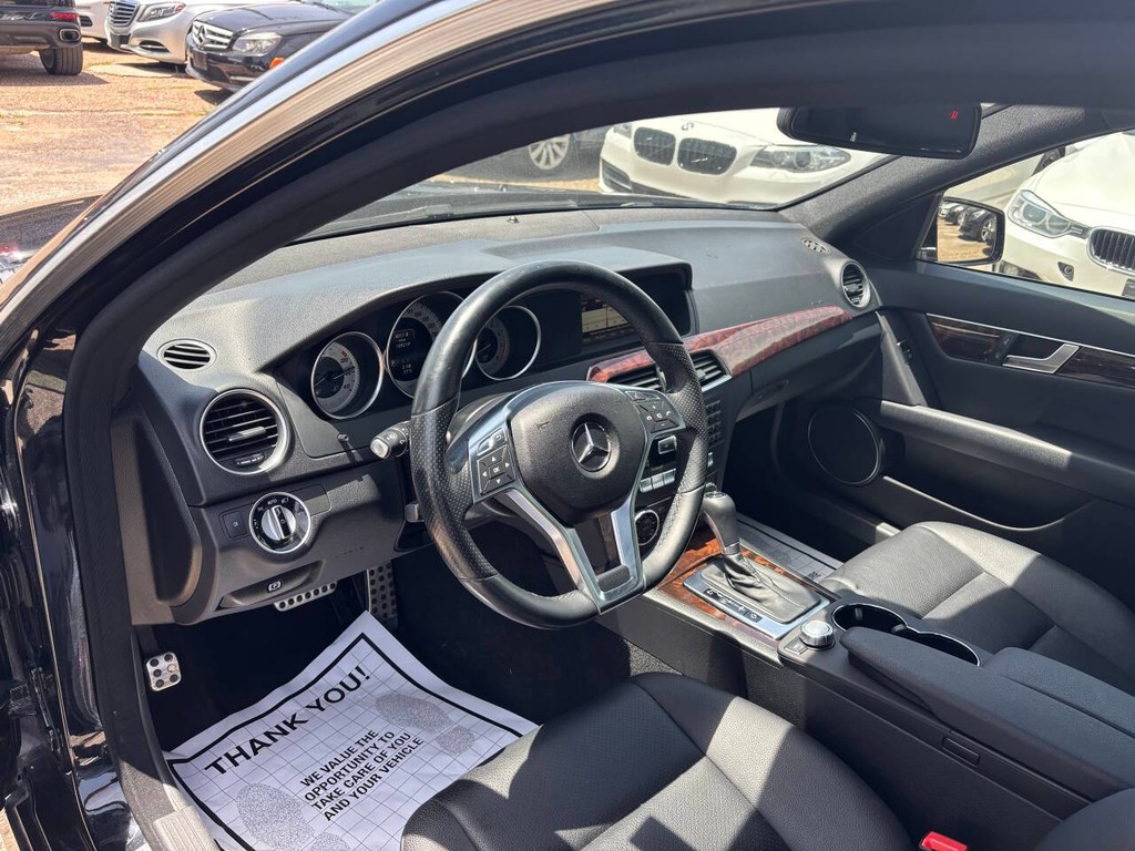 Mercedes-Benz C-Class Vehicle Full-screen Gallery Image 07