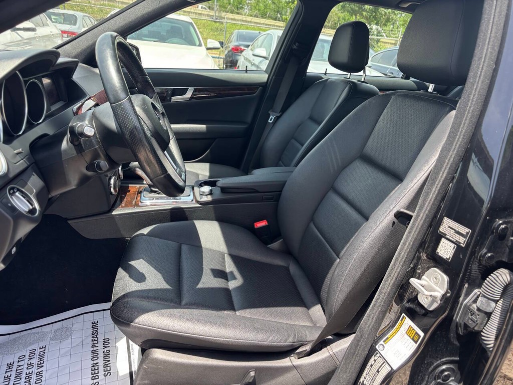 Mercedes-Benz C-Class Vehicle Full-screen Gallery Image 08