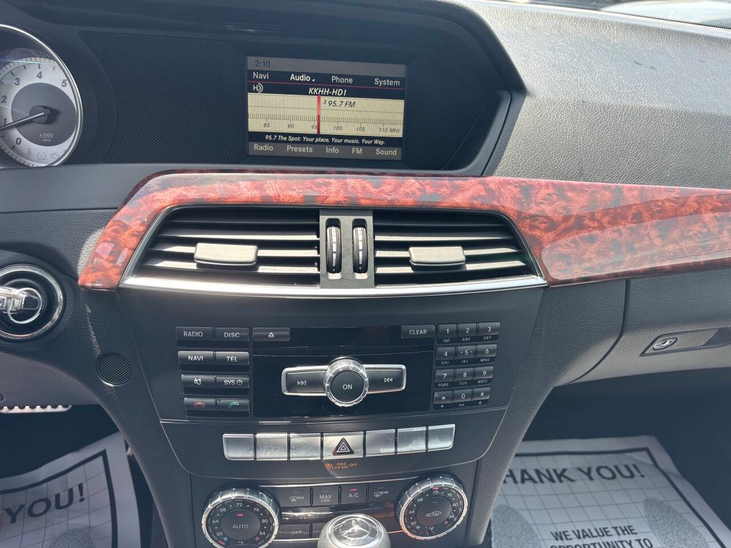 Mercedes-Benz C-Class Vehicle Full-screen Gallery Image 10