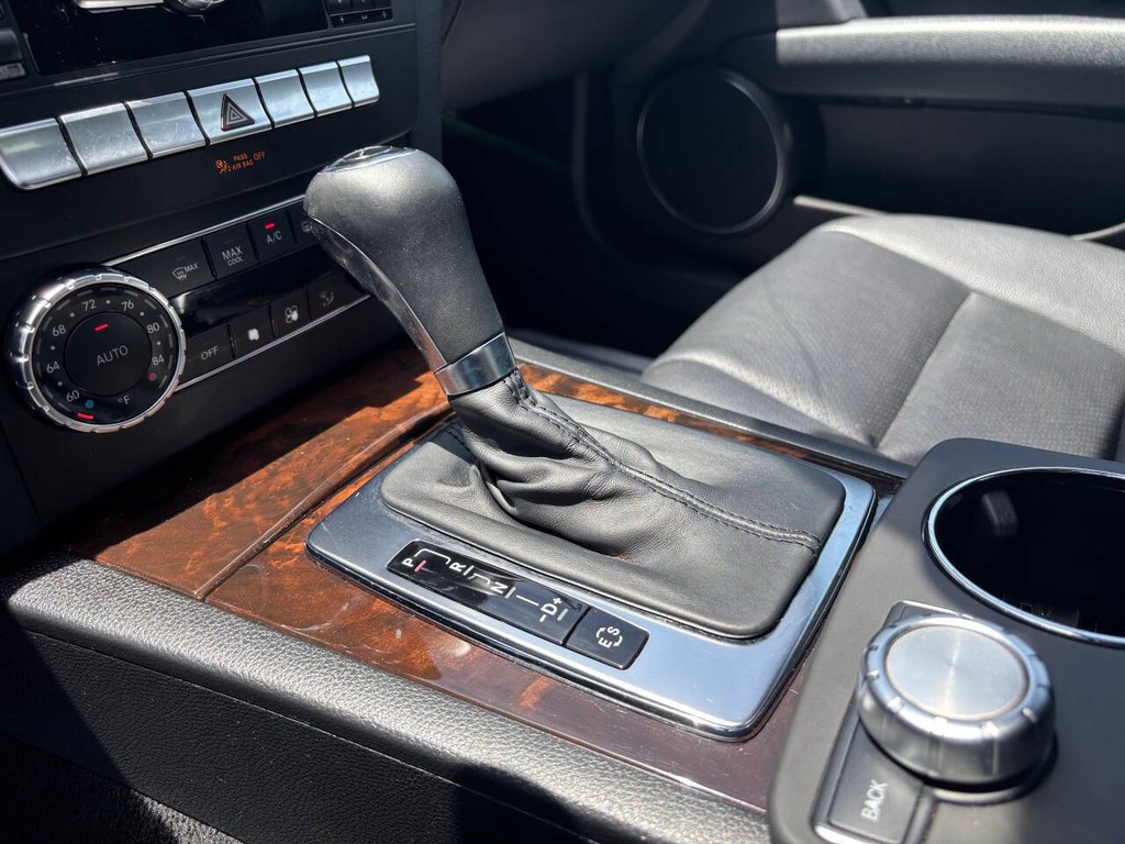 Mercedes-Benz C-Class Vehicle Full-screen Gallery Image 12