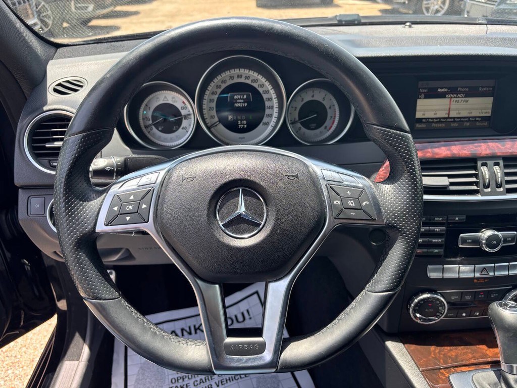 Mercedes-Benz C-Class Vehicle Full-screen Gallery Image 15