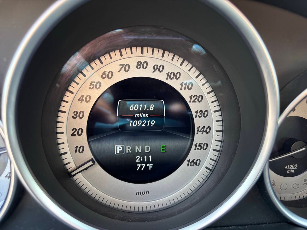 Mercedes-Benz C-Class Vehicle Full-screen Gallery Image 16