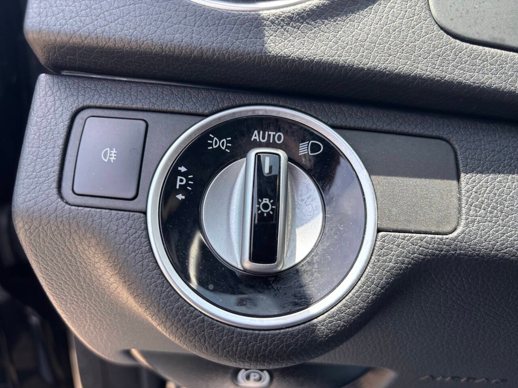 Mercedes-Benz C-Class Vehicle Full-screen Gallery Image 17