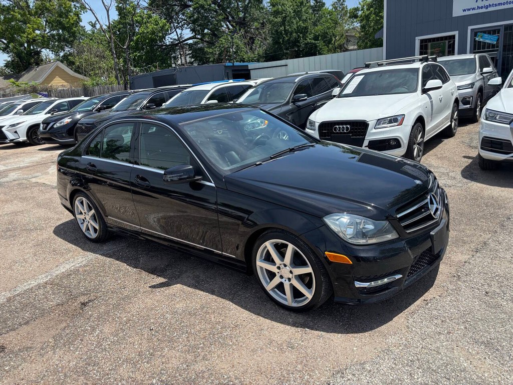 Mercedes-Benz C-Class Vehicle Full-screen Gallery Image 18