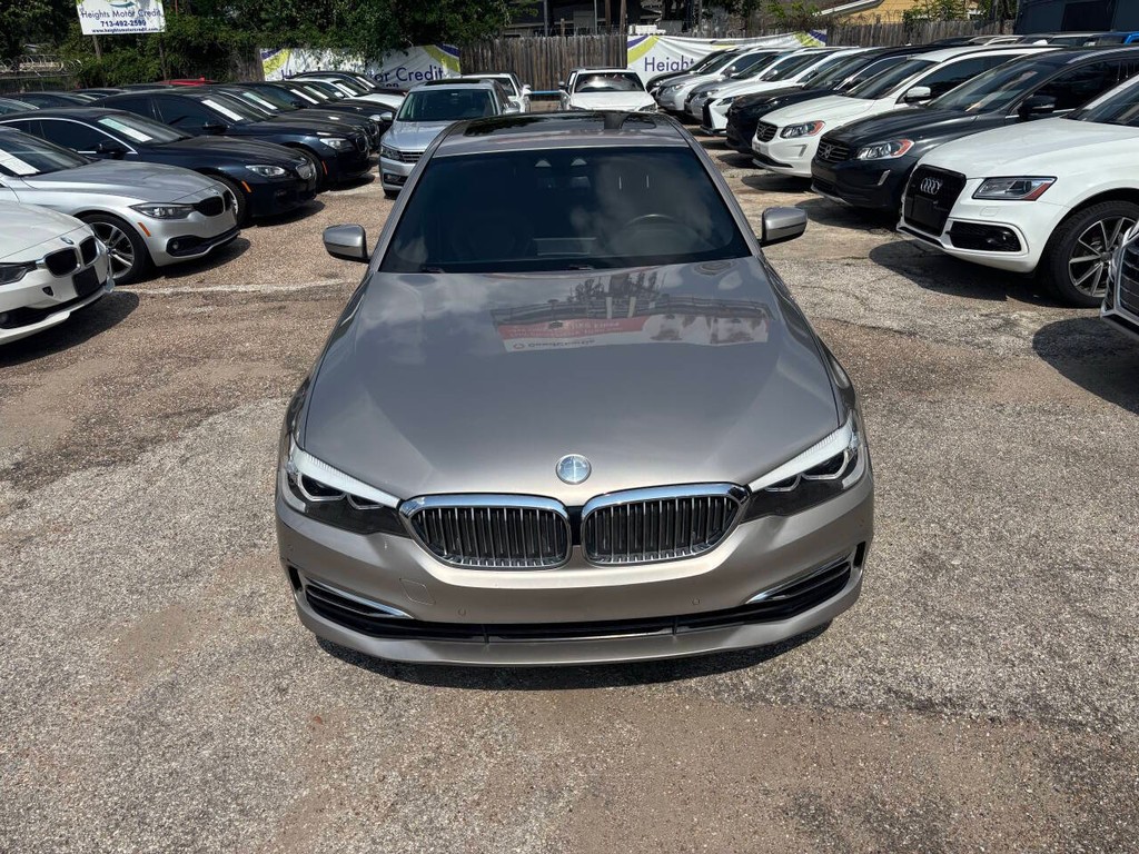 BMW 5 Series Vehicle Full-screen Gallery Image 02