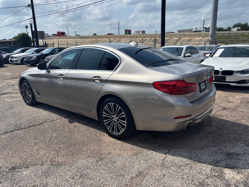 BMW 5 Series Vehicle Full-screen Gallery Image 04