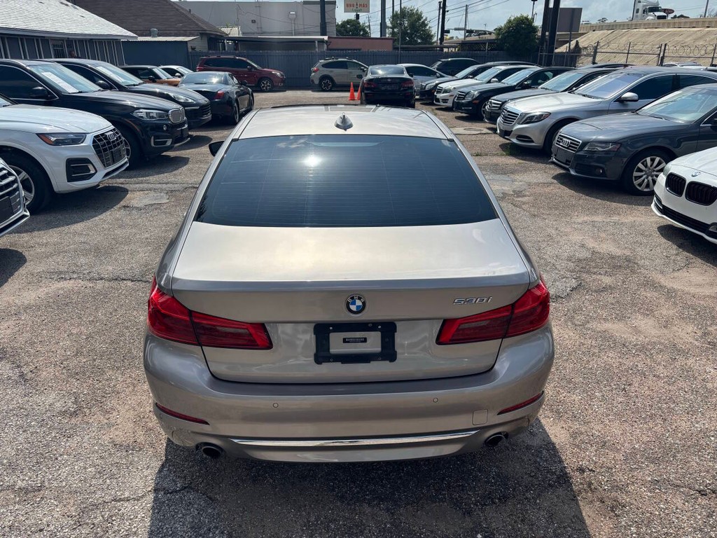 BMW 5 Series Vehicle Full-screen Gallery Image 05