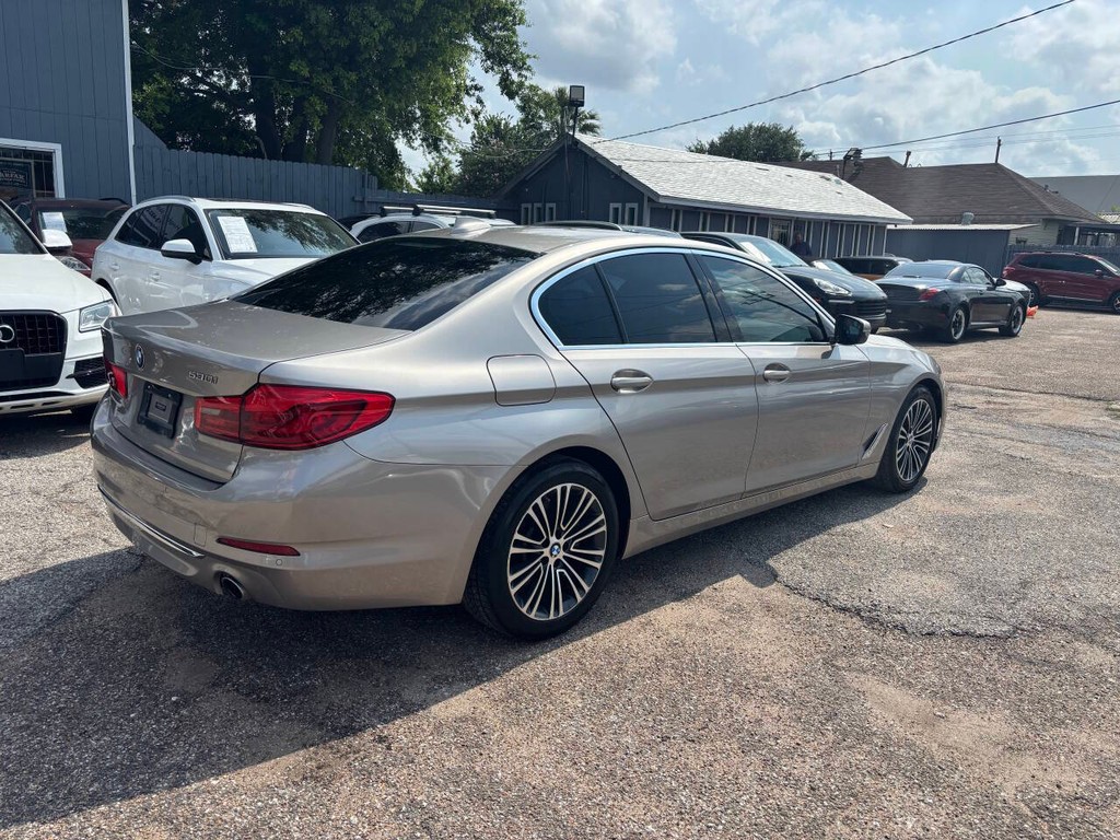 BMW 5 Series Vehicle Full-screen Gallery Image 06