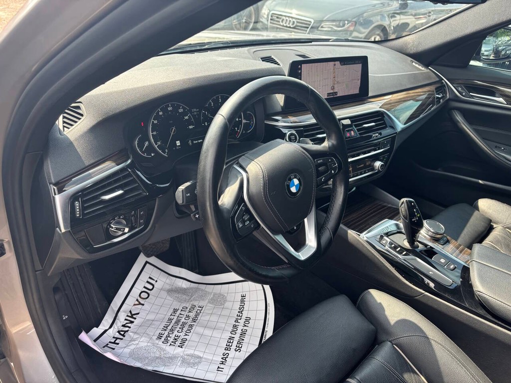 BMW 5 Series Vehicle Full-screen Gallery Image 07