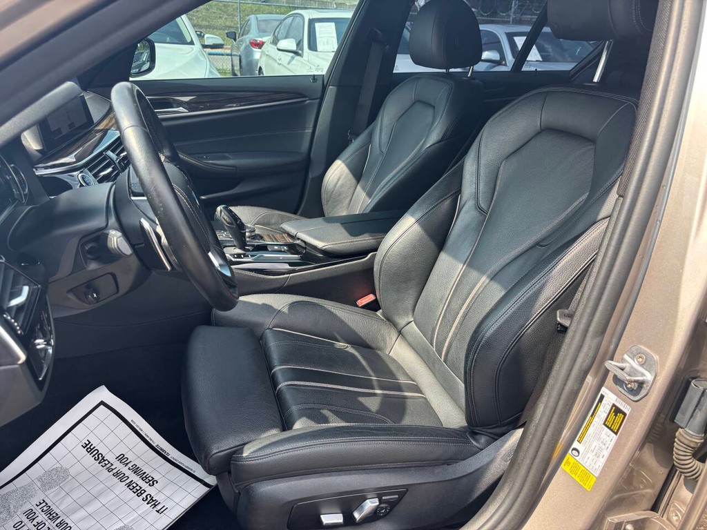 BMW 5 Series Vehicle Full-screen Gallery Image 08