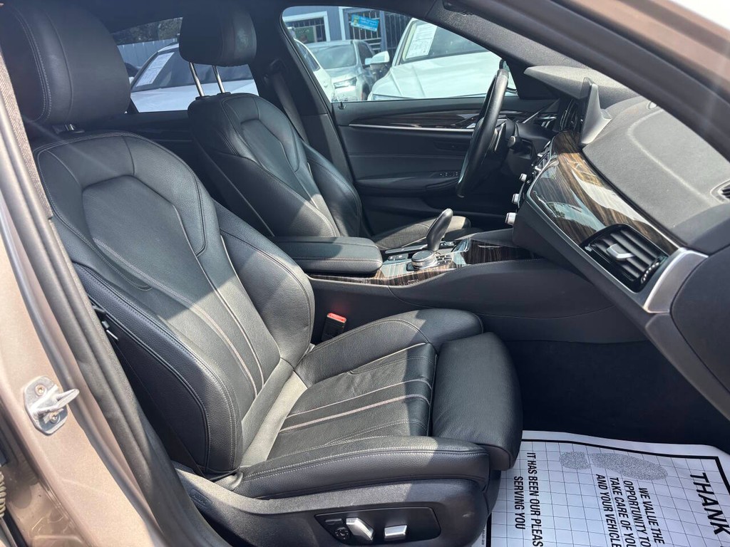 BMW 5 Series Vehicle Full-screen Gallery Image 09