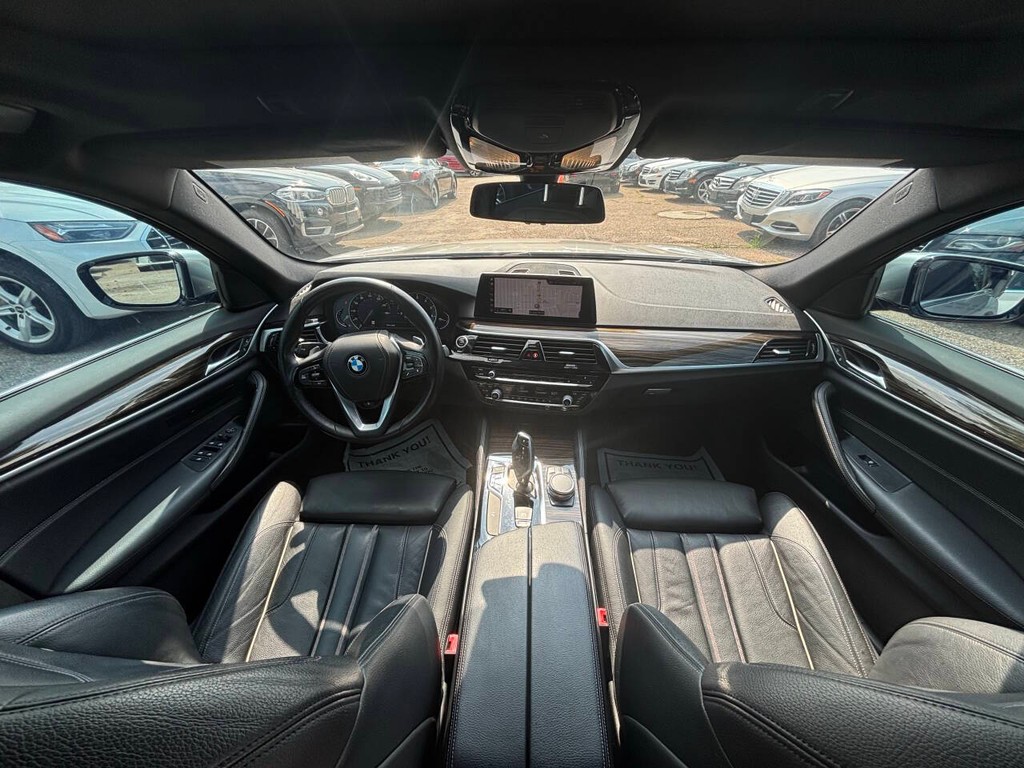 BMW 5 Series Vehicle Full-screen Gallery Image 11