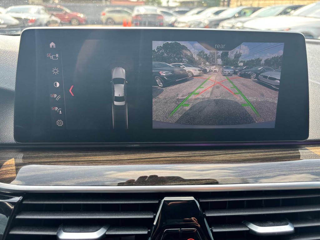 BMW 5 Series Vehicle Full-screen Gallery Image 13