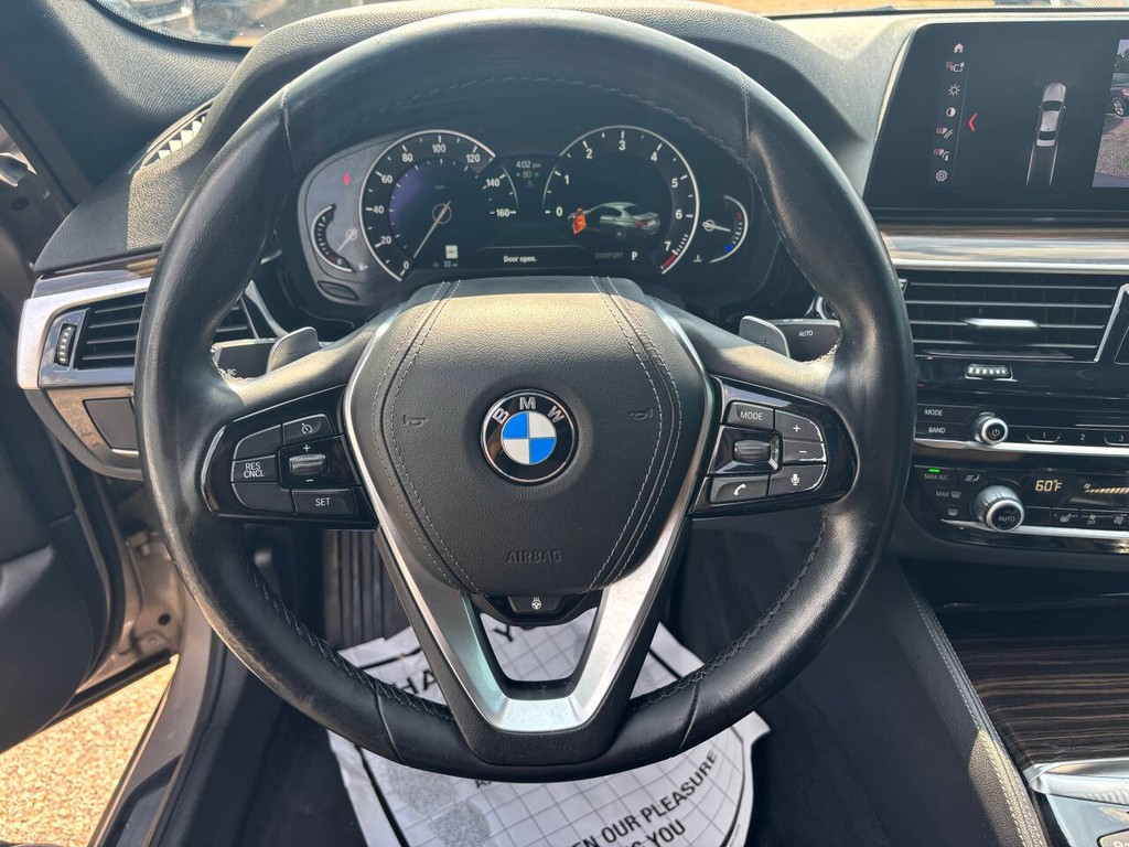 BMW 5 Series Vehicle Full-screen Gallery Image 15