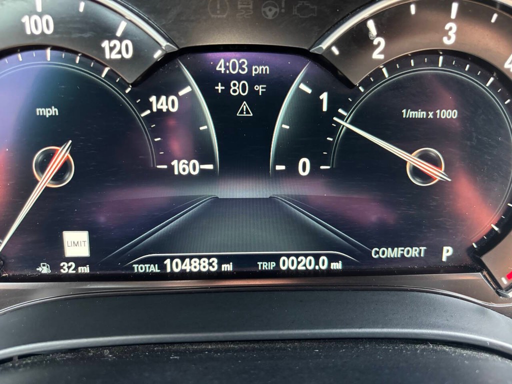 BMW 5 Series Vehicle Full-screen Gallery Image 16