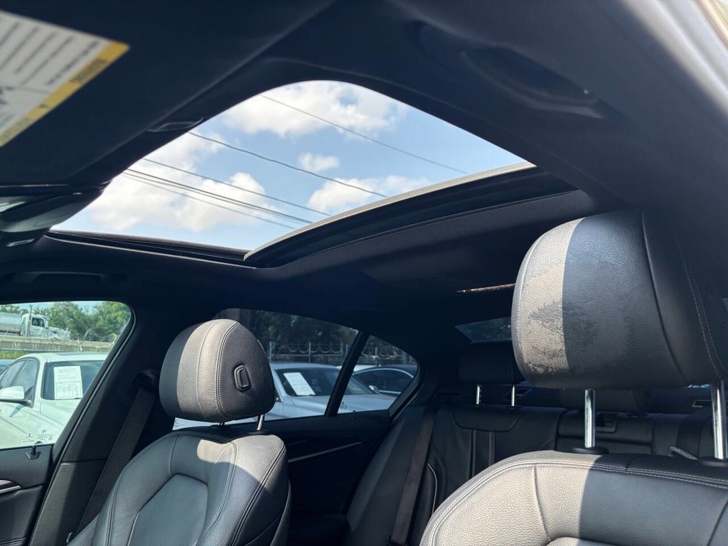 BMW 5 Series Vehicle Full-screen Gallery Image 17