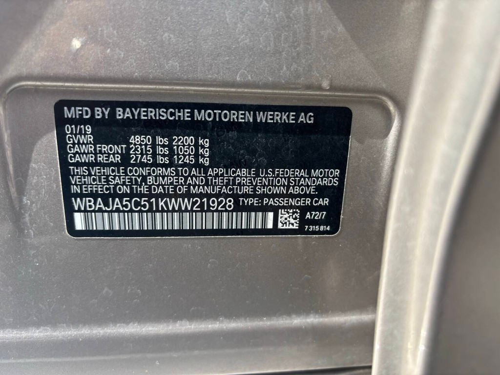 BMW 5 Series Vehicle Full-screen Gallery Image 19