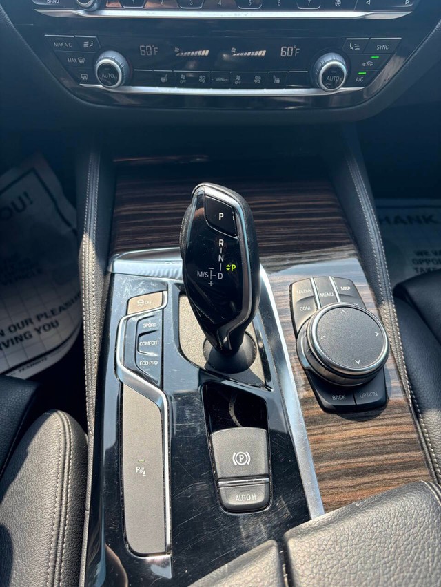 BMW 5 Series Vehicle Full-screen Gallery Image 14