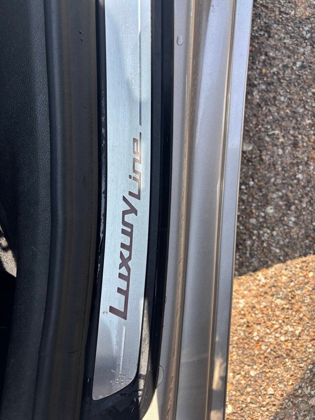 BMW 5 Series Vehicle Full-screen Gallery Image 18