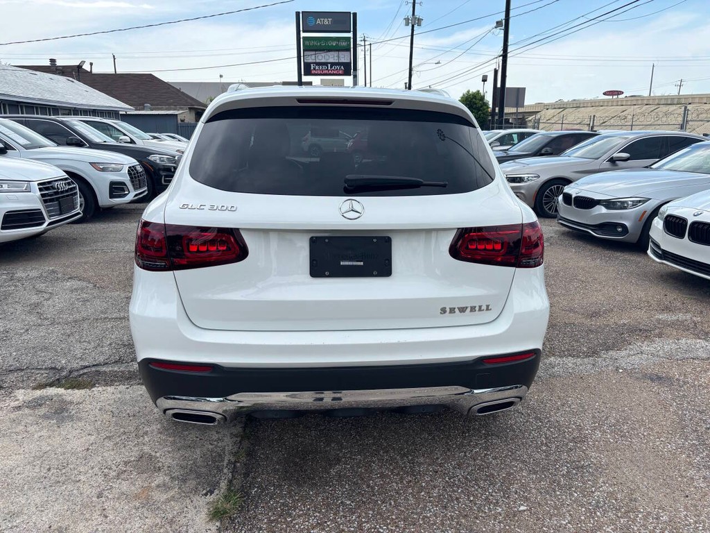 Mercedes-Benz GLC Vehicle Full-screen Gallery Image 05