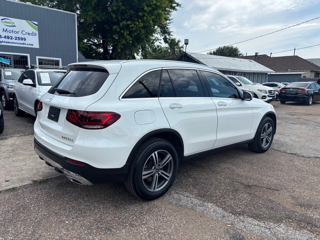 Mercedes-Benz GLC Vehicle Full-screen Gallery Image 06