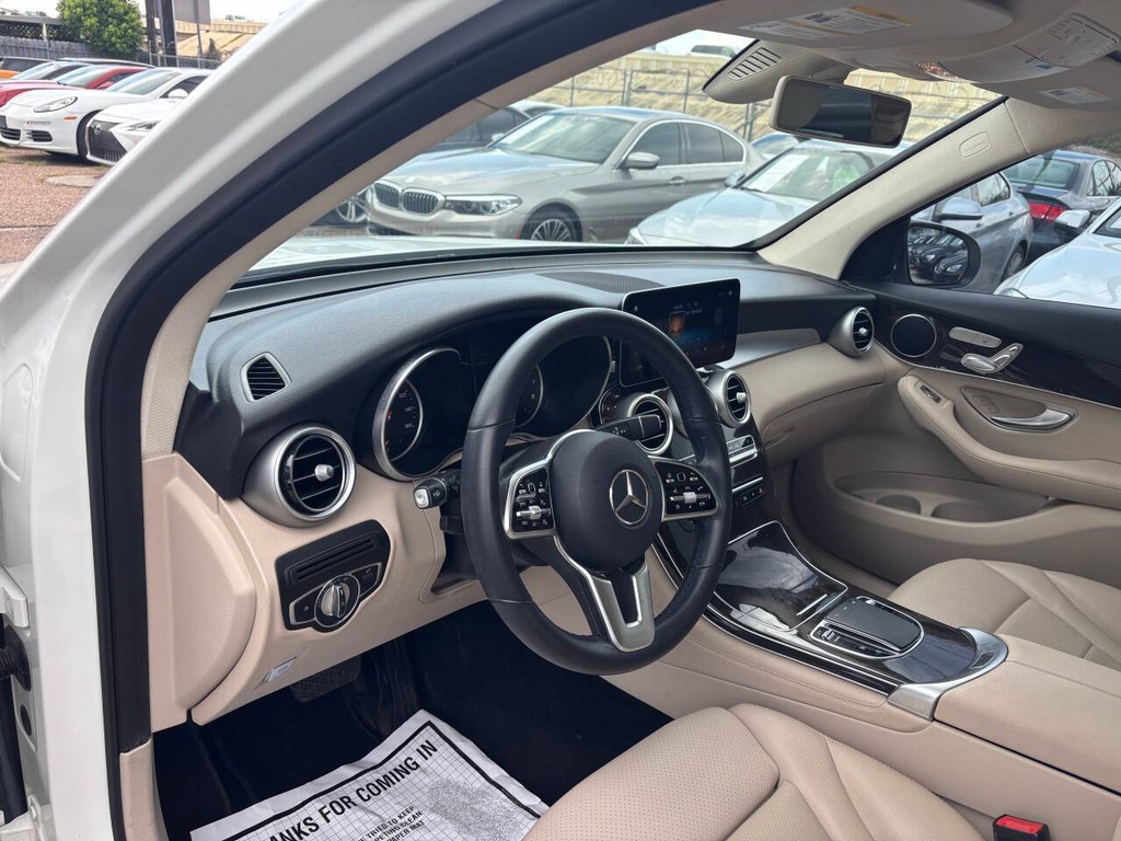 Mercedes-Benz GLC Vehicle Full-screen Gallery Image 07