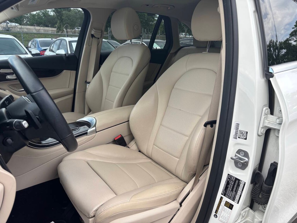 Mercedes-Benz GLC Vehicle Full-screen Gallery Image 08