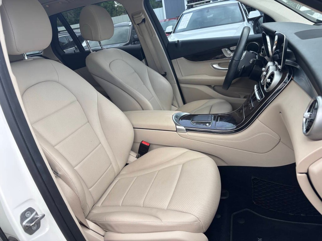 Mercedes-Benz GLC Vehicle Full-screen Gallery Image 09