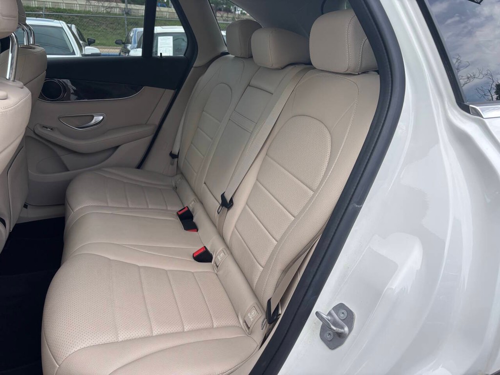 Mercedes-Benz GLC Vehicle Full-screen Gallery Image 10