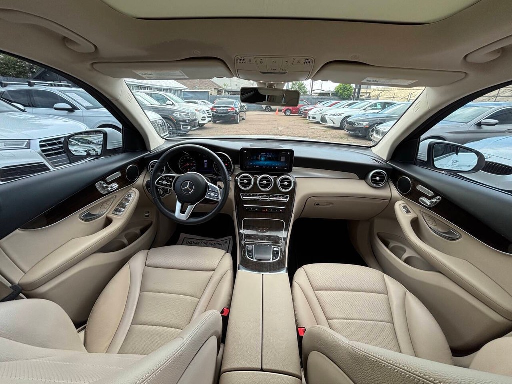Mercedes-Benz GLC Vehicle Full-screen Gallery Image 11