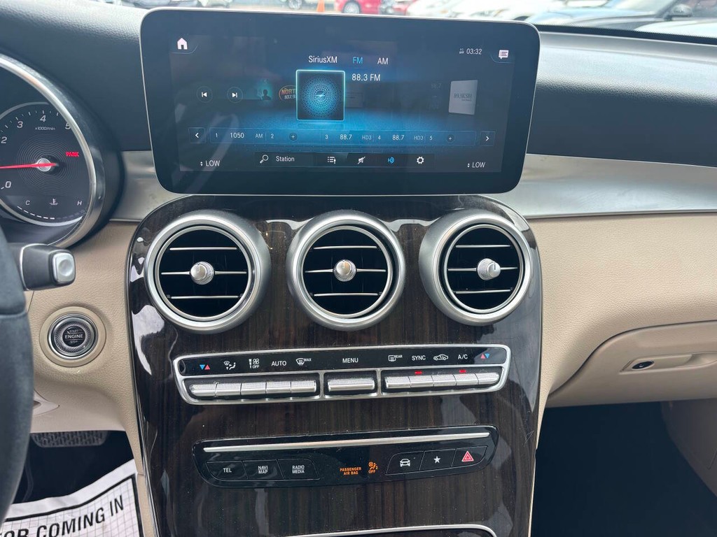 Mercedes-Benz GLC Vehicle Full-screen Gallery Image 12