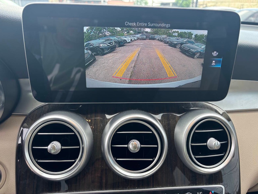 Mercedes-Benz GLC Vehicle Full-screen Gallery Image 13