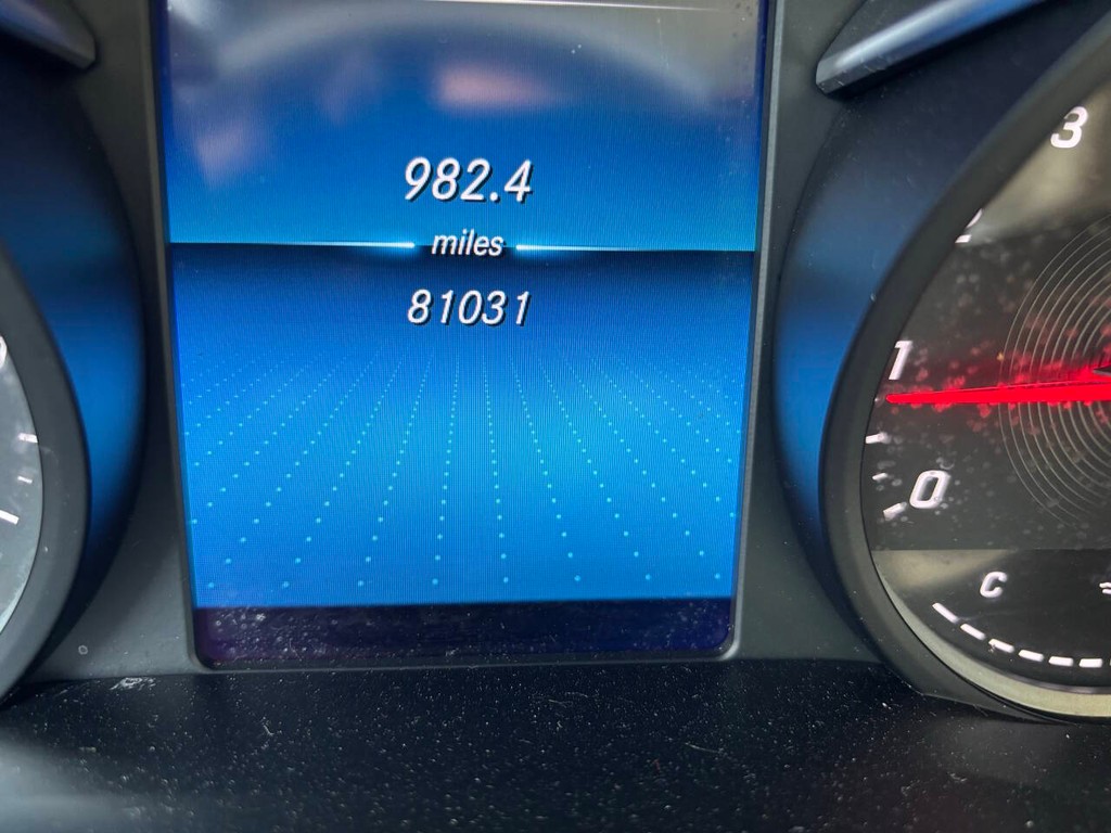 Mercedes-Benz GLC Vehicle Full-screen Gallery Image 17