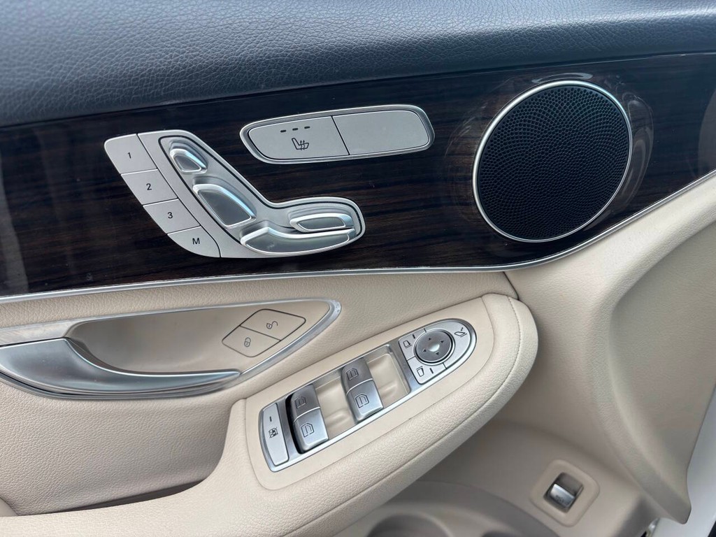 Mercedes-Benz GLC Vehicle Full-screen Gallery Image 18