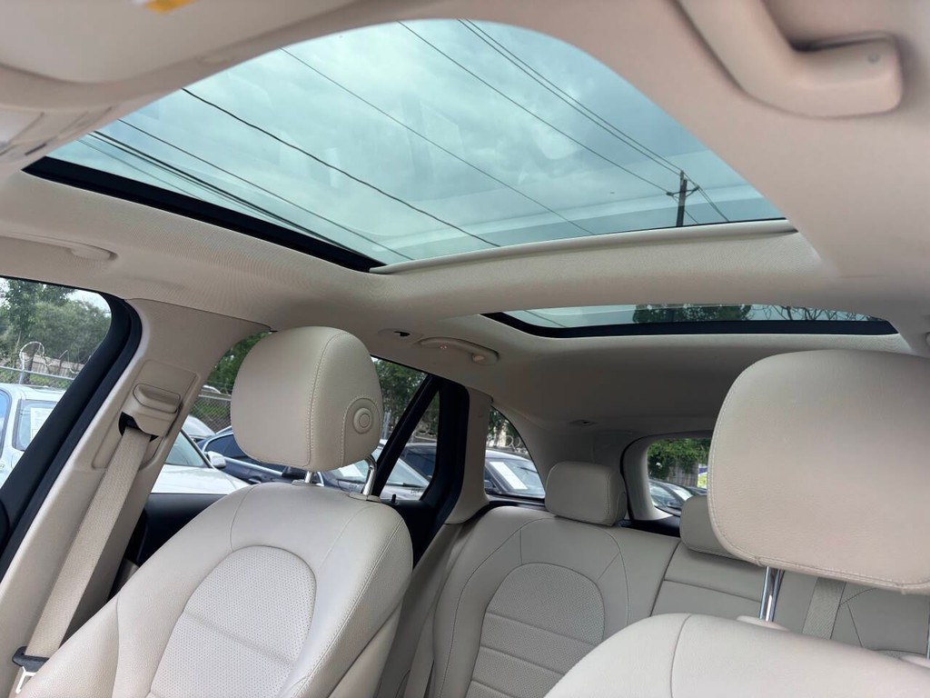 Mercedes-Benz GLC Vehicle Full-screen Gallery Image 19