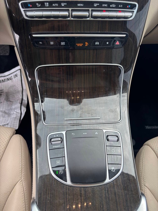 Mercedes-Benz GLC Vehicle Full-screen Gallery Image 15